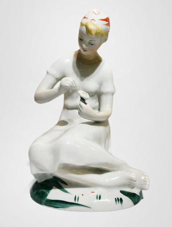 Статуэтка "Любит, не любит". Ленинградский фарфоровый завод (ЛФЗ). Автор модели Велихова Софья Борисовна (1904–1994). 1960-е