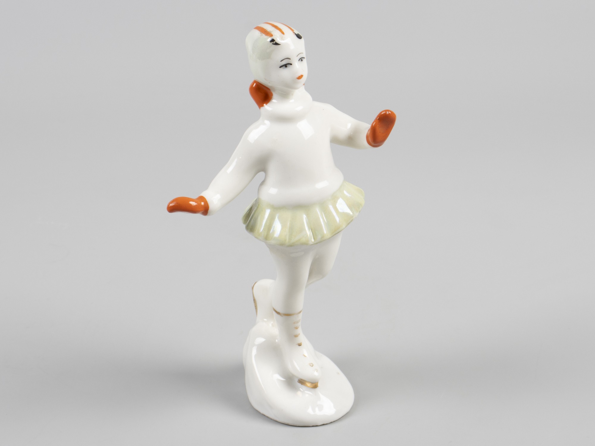 Статуэтка. Маленькая фигуристка. ЛЗФИ. 1956-1967. Фарфор,надглазурная роспись, золочение, люстр. - Без автора