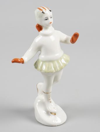 Статуэтка. Маленькая фигуристка. ЛЗФИ. 1956-1967. Фарфор,надглазурная роспись, золочение, люстр.
