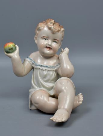 Статуэтка «Пупс с яблоком», фарфор, роспись, Городница, 1930-1939 гг. — Без автора