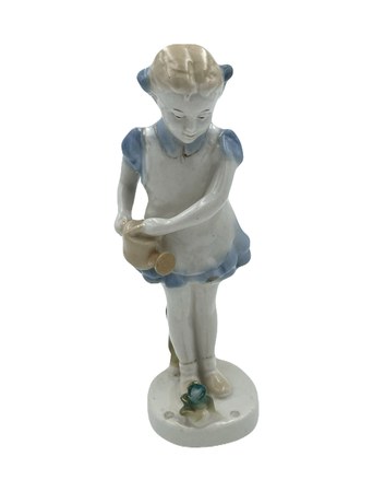 «Девочка с лейкой», 1960-е – фарфор, роспись