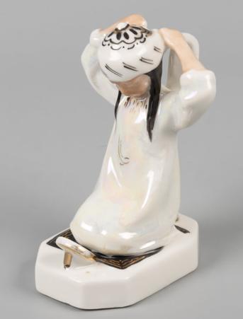 Авт. Федорова Т. Статуэтка. Узбечка с зеркалом. ЛЗФИ 1956-1967. Фарфор, надглазурная роспись, золочение.