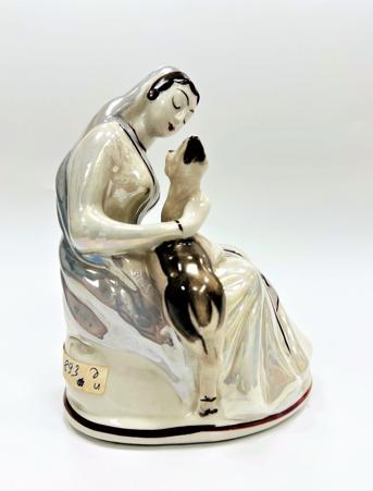 Грузинка с олененком. Фарфор, Тбилисский керам. завод, 1970-е гг. Высота 17 см.