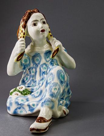 Статуэтка "Ветерок". Фаянс, роспись. СССР, Конаково, 1970-80е гг.