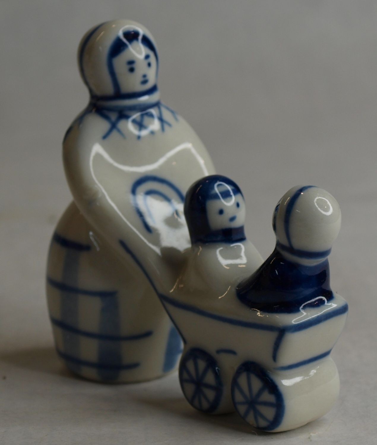Статуэтка " Мамаша с коляской ". Фарфор. Гжель. 1980-е гг. - Без автора