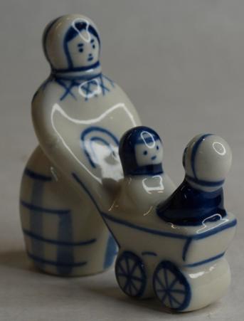Статуэтка " Мамаша с коляской ". Фарфор. Гжель. 1980-е гг.
