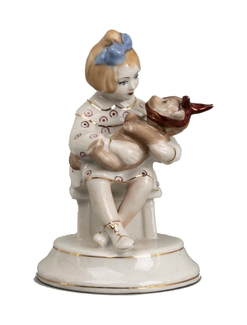 Фигура «Девочка с мишкой. Маленькая мама» – фарфор, Полонное, 1956–1972