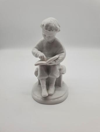 Фигурка "Читающий мальчик Володя Ульянов" , фарфор, 15 см., ЛФЗ, СССР.
