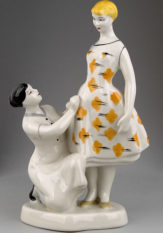 Примерка. Полоннский фарфоровый завод (Полонное ЗКХ), 1950-60-е гг. Фарфор, роспись, 22&times;10&times;6 см. - Без автора