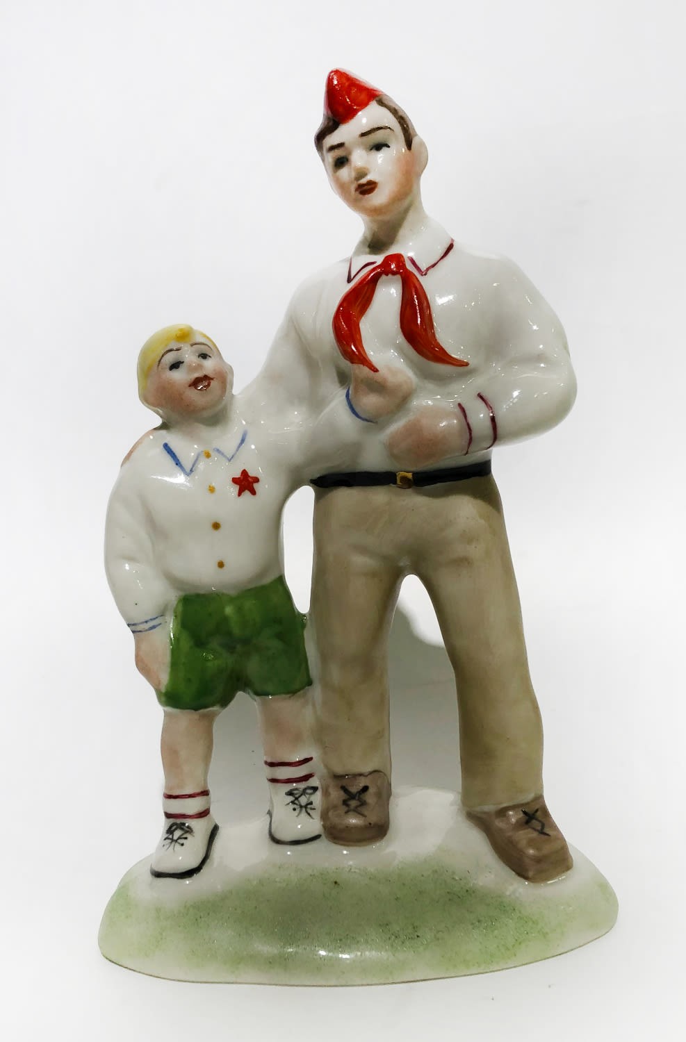 Статуэтка "Пионер и октябренок". Довбышский фарфоровый завод. 1970-е - Без автора