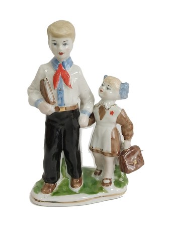 Фарфоровая скульптура «Школьники», 1956–1972 – фарфор, роспись