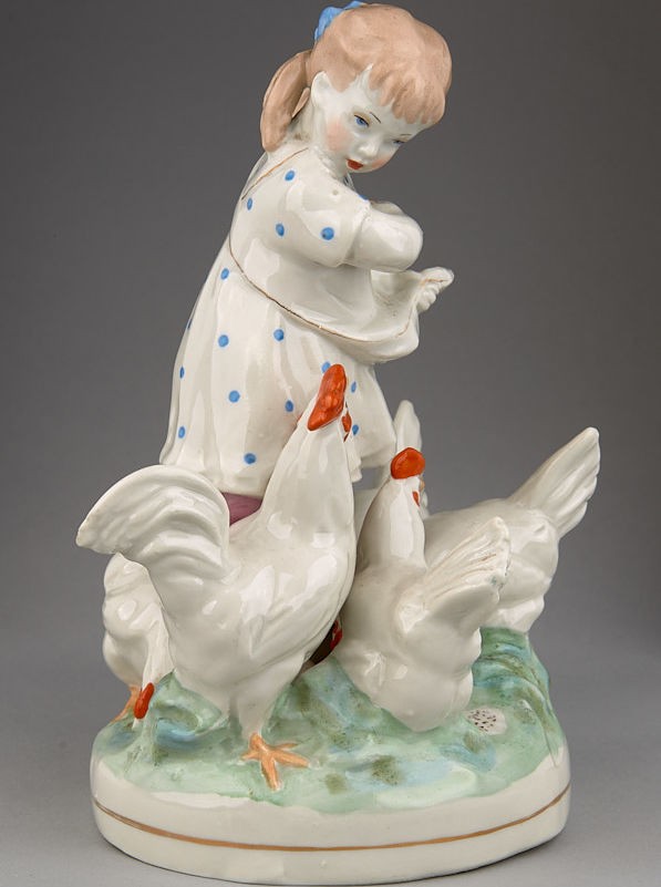 Малышева Нина Александровна (1914-1983). 
 Юная птичница. Дулево, 1955 г. Фарфор, роспись, золочение, 18&times;10,5&times;9,5 см. - Без автора