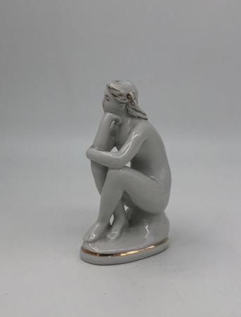 Фарфоровая статуэтка "На пляже". ЛФЗ, 1960-е годы. Гендельман, Косенкова. Высота: 11,5см..