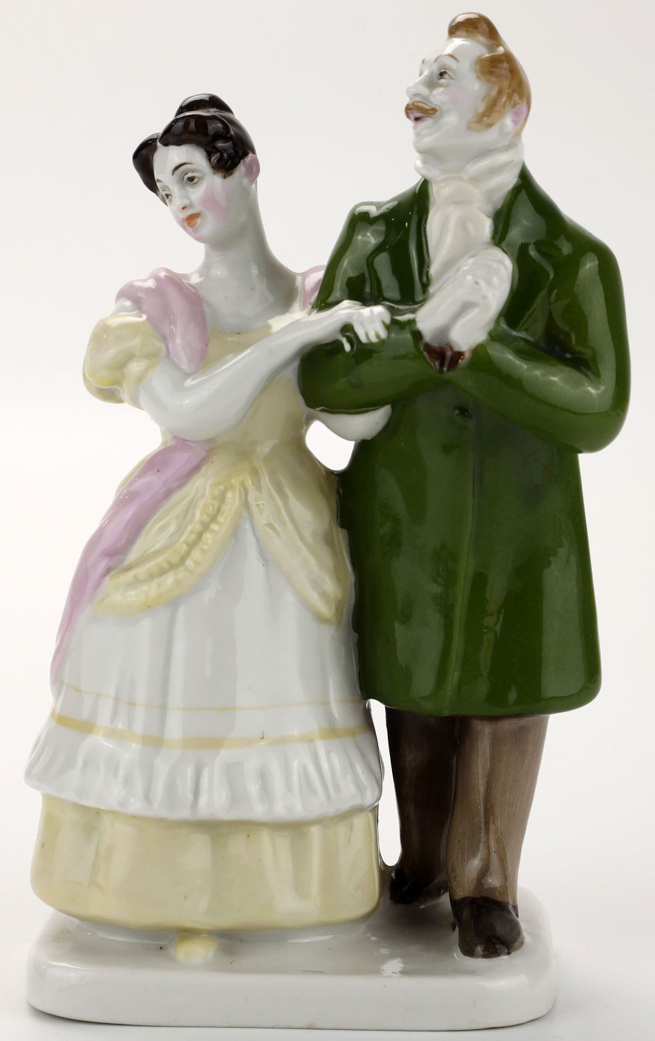 Статуэтка "Маниловы", СССР, Ломоносовский фарфоровый завод ("ЛФЗ"), скульптор Воробьев Б.Я., 1950-1960 гг., фарфор, полихромная роспись. Высота 16 см. - Без автора