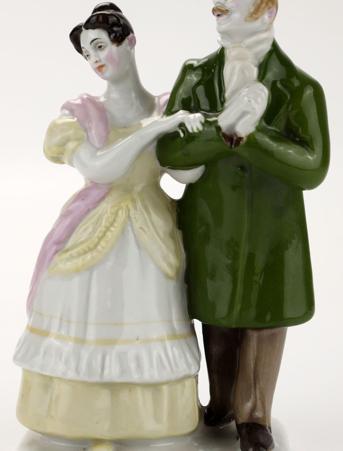 Статуэтка "Маниловы", СССР, Ломоносовский фарфоровый завод ("ЛФЗ"), скульптор Воробьев Б.Я., 1950-1960 гг., фарфор, полихромная роспись. Высота 16 см.