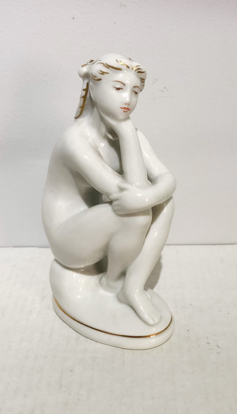 Статуэтка "На пляже". Ленинградский фарфоровый завод (ЛФЗ). 1960-е. Автор модели Гендельман Ефим Аронович (1914–1982) - Без автора