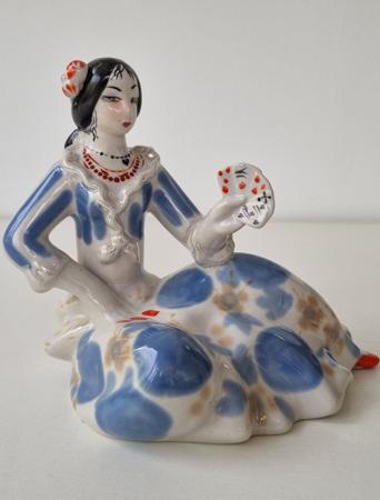 Статуэтка фарфоровая Цыганка с картами . Гадалка . Полонне ЗХК . СССР — Без автора