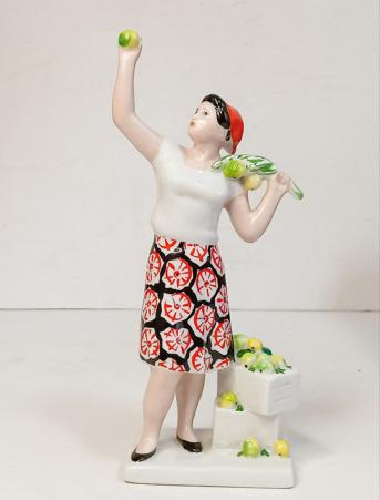 Фарфоровая статуэтка "Сборщица яблок", ЛФЗ, 1960-е гг.
