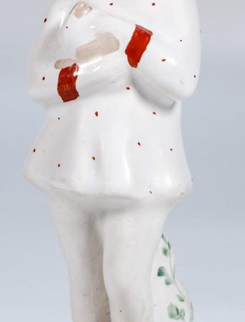 Статуэтка "Девочка с кроликом", СССР, 1950-е гг., Дмитровский фарфоровый завод (Вербилки), автор О. Артамонова, фарфор, надглазурная полихромная роспись, цировка золотом. Высота 14 см.